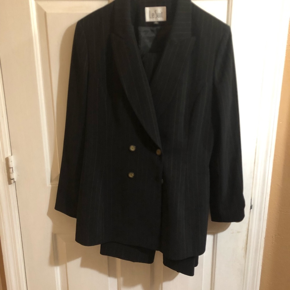 Le suit Brand new!!